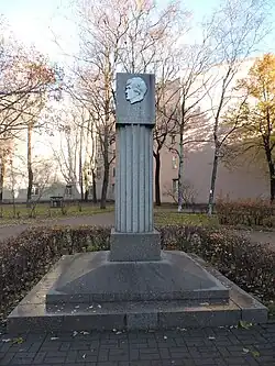 Памятник Галине Старовойтовой в сквере Галины Старовойтовой (2006 год)