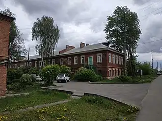 Дореволюционный многоквартирный дом в селе