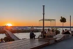 Стеклянные беседки на набережной защищают от дождя и ветра, не закрывая обзор