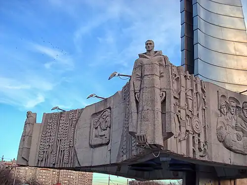 Рельеф из туфа, вид спереди