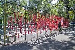 Стена памяти Денису Тенув Алма-Ате летом 2019 года