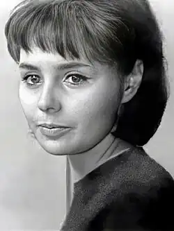 Мария Стерникова (Лидия Сергеевна) в фильме Эдуарда Гаврилова и Валерия Кремнёва «Мимо окон идут поезда» (1965)