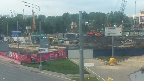 Строительная площадка 15 июня 2025 года с надземного перехода