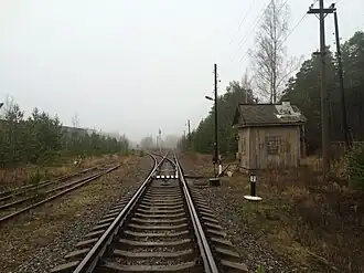 Подъездные пути к Керамическому заводу (слева) и стрелочный пост № 1 (справа).