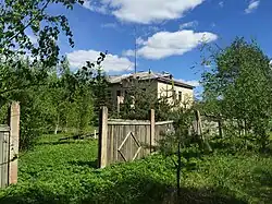 Покинутая погранзастава возле остановочного пункта.