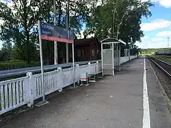 Новая табличка и пассажирский павильон.