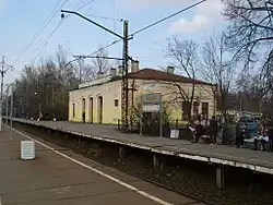 Вид на здание вокзала со второй платформы