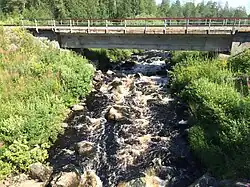 Вид с автомобильного моста против течения