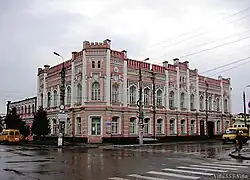 Советская ул., 5. Дом братьев Волгушевых, где ранее располагались лавки кафедрального собора и гостиница «Батум». Построен в 1904&nbsp;г. Архитектор С. П. Щербаков. В настоящее время в здании размещается Сызранский медицинский колледж