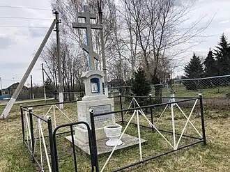 Памятный крест храму Живоначальной Троицы.