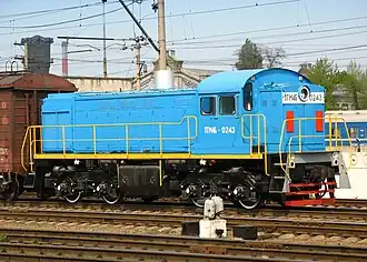 ТГМ4Б-0243 со стороны малого капота (вверху);ТГМ4А-1993 со стороны большого капота