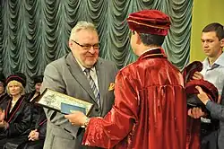 Михаил Корда вручает диплом почётного профессора ТГМУ Альфреду Овоцу