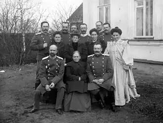 Административно-преподавательский состав с женами. Слева сидит: Усов Н. Н., в последнем ряду 4-й слева — Кучин Д. А., во 2-м ряду 3-я слева — Надежда Ильинична, жена Агокаса С. В.