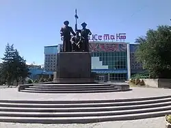 Памятник биям Старшего жуза перед кинотеатром «Казахстан»