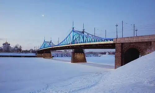 Старый мост через Волгу. Вид с набережной Афанасия Никитина. На заднем плане слева виден Спасо-Преображенский собор.