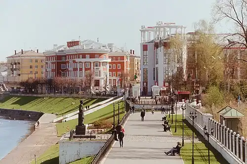 Набережная Михаила Ярославича. Слева виден памятник А. С. Пушкину. На заднем плане Дом ворошиловских стрелков и кинотеатр «Звезда».