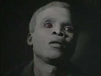 Антагонист эпизода Сэмюэл Абоа. Для создания внешности «альбиноса» исполнитель роли был покрыт несколькими слоями белого крема и пудры