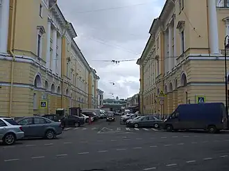 Вид Торгового переулка от площади Ломоносова, здание Министерства народного просвещения справа, слева&nbsp;— здание Министерства внутренних дел