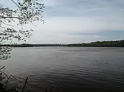 Вид вверх по течению с правого берега реки Тымь в посёлке Ноглики.