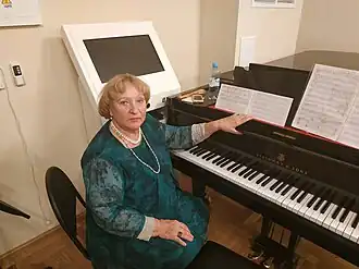 В 9 классе (1 корпус МГК им. П. И. Чайковского) за роялем