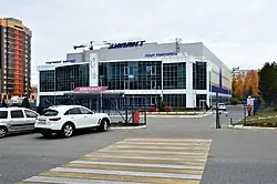 Универсальный спортивный комплекс «Зилант» (крытая ледовая арена): ул. Хусаина Мавлютова, 17В. Вид со стороны улицы Гарифьянова (октябрь 2018)