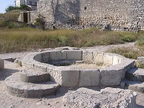 Шестигранный фиал (купель) во дворе базилики