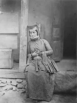Удинка в национальной одежде из селения Варташен (ныне — город Огуз) (начало XX века)
