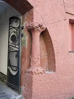 Декоративная колонна в стиле модерн с вычурной капителью и базой.