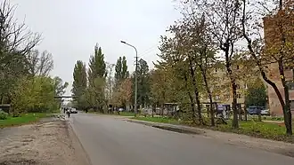 начало улицы, справа многоэтажная жилая застройка