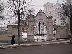 Вазоны на воротах и на крыше дома Энгельгардта в Смоленске.