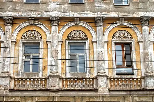 Часть декора фасада дома Н. Щепетовой (усадьбы Вяхирева) — одного из первых зданий города, в котором были применены формы неоренессанса