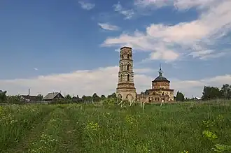 Вид на деревню и церковь