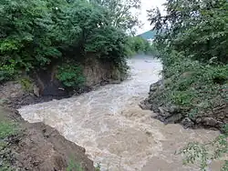 Устье реки Нежданка во время паводка. Дальнегорск, мкр. Горелое.