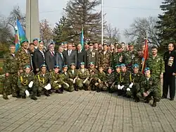 У памятника морякам-десантникам в Майкопе В центре военный комиссар Республики Адыгея полковник А.&nbsp;И.&nbsp;Аверин, правее стоят Пред. ГС-(Х)РА А.&nbsp;Г.&nbsp;Иванов, генерал А.&nbsp;А.&nbsp;Дорофеев, Глава Майкопа М. Н. Черниченко, пред.горсовета В. В.  Николаев, депутат Д. Р. Мирза, десантник В. Дедов.