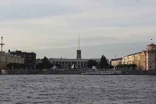 Финляндский вокзал и площадь Ленина с противоположного берега Невы. Лето 2023 года