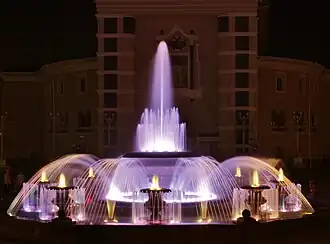 Светомузыкальный фонтан перед фасадом театра
