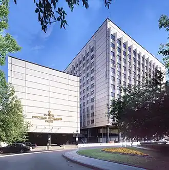 Здание института состоит из клинического и аудиторного корпусов, соединённых застеклённым переходом
55°44′03″ с. ш. 37°34′59″ в. д.HGЯO