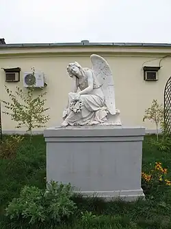 Скульптура со старого кладбища Таганрога, снятая и вывезенная в 1970-е годы во двор местного художественного музея с могилы купца Ивана Даллапорте. Надгробие утрачено. Сохранились архивные фотографии, где видно основание и читается надпись на греческом: ΙΩΑΝΝΗΣ ΔΑΛΛΑΠΟΡΤΑΣ ΓΕΝΝΗΘΕΙΣ ΕΝ ΚΕΦΑΛΑΕΝΙΑ ΑΠΟΒΙΩΣΑΣ ΤΗ 23 ΝΟΕΜΒΡΙΟΥ 1873