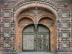 Ширинки в декоре крыльца храма Иоанна Предтечи в Толчкове