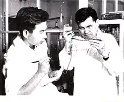 Саятов и Хамза Жуматов в лаборатории в 1965 г.