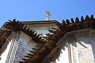 Отделка крыши и крест