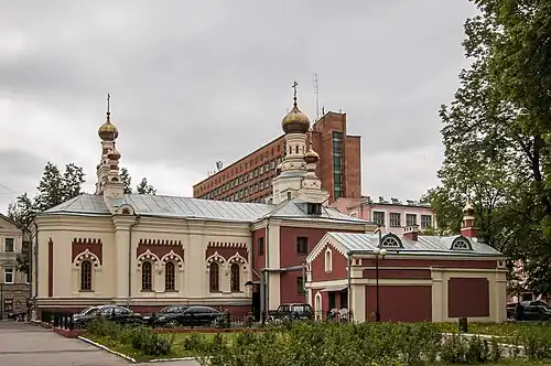 Ансамбль церкви со стороны сквера