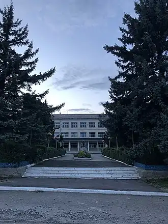 Здание школы в селе Цыганы