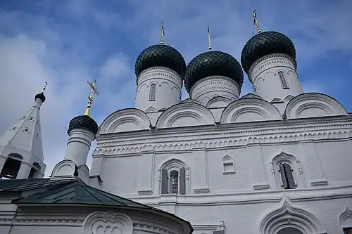 Северная сторона. Трапезная и придел.