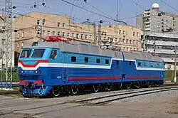 ЧС7-053 в сине-голубой окраске с белой полосой МЖД, у депо им. Ильича (Москва)