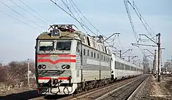 ЧС7-129 в бело-серой окраске с поездом Интерсити в Днепровской области