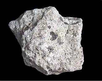 Черные включения чаоита (до 15 мм) в матрице зювитов