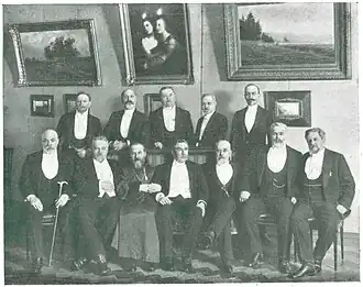 Члены Совета «Маяка» (опубл. в 1911).Стоят: Н.А. Рейтлингер (секретарь), Ф.А. Гэйлорд (гл. секретарь), В.И. Маркевич, С.Ф. Платонов, А.П. Зельгейм.Сидят: И.С. Крючков, П.А. Сидоров (секретарь), И.П. Слободской, Д. Стокс (основатель), И.В. Мещанинов, Э.Л. Нобель (казначей), П.Ю. Сюзор