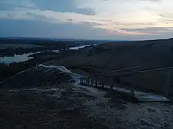 Лестница к могиле Чолпонбая на вершине Лысой горы.