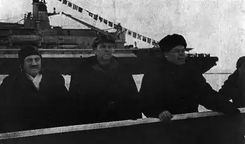 Северный полюс, 1977 год. На фоне «Арктики» справа налево: Т.&nbsp;Б.&nbsp;Гуженко, К.&nbsp;Н.&nbsp;Чубаков, Ю.&nbsp;С.&nbsp;Кучиев